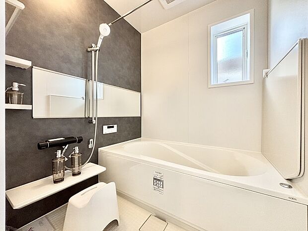 落ち着きのあるダークカラーを基調にしたバスルームで1日の疲れをリフレッシュ!