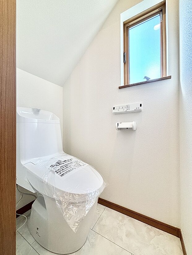 清潔感あるシャワートイレ。小窓から光が注ぎ込みます!