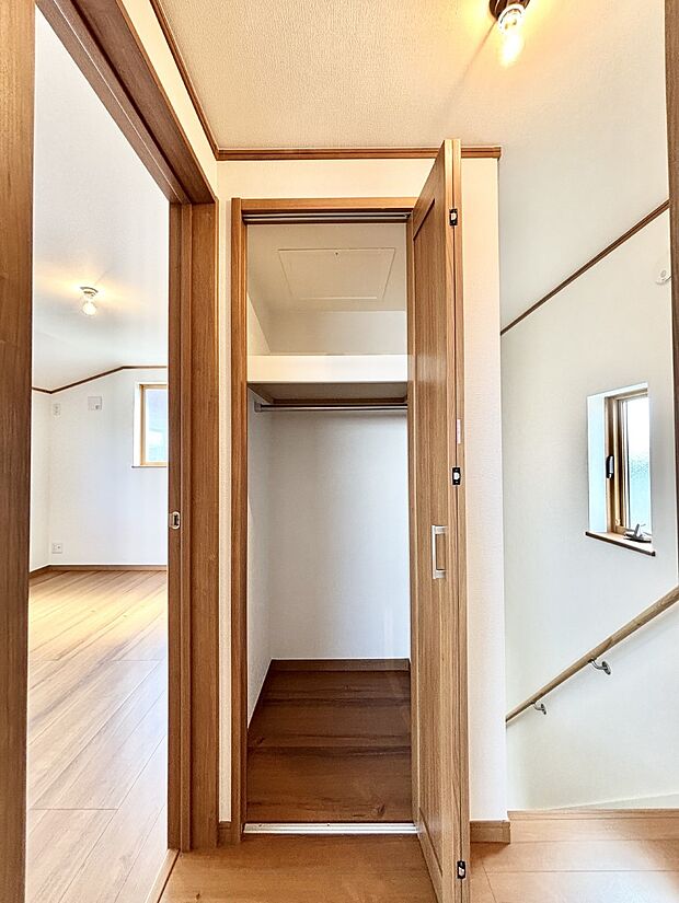 廊下収納。日用品のストックや掃除用品、防災用品などの収納スペースに!