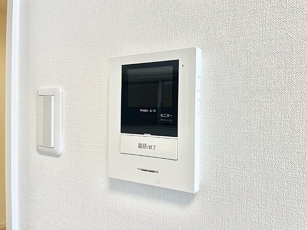 訪問者が一目でわかる安心のＴＶモニター付きインターホン。
