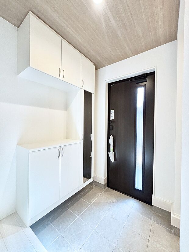 ミラー付きシューズボックスはお出かけ前の身だしなみチェックに便利