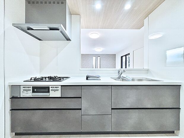 リビングを見渡せる人気のカウンターキッチン。 家族を見守りながら家事をすることができます。