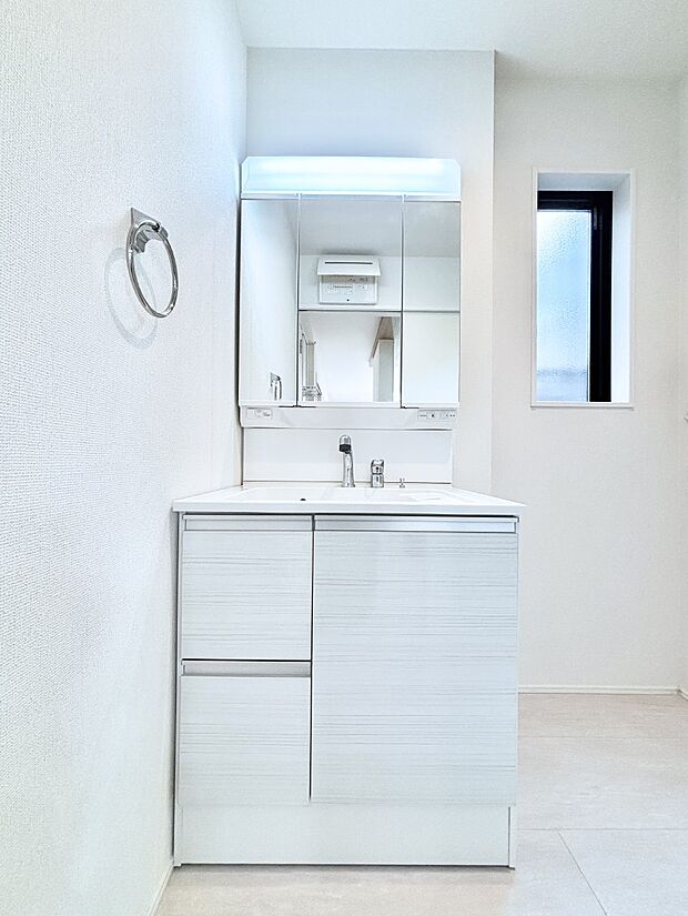 大きく見やすい三面鏡で清潔感ある洗面台は、身だしなみチェックや肌のお手入れにおすすめです。 