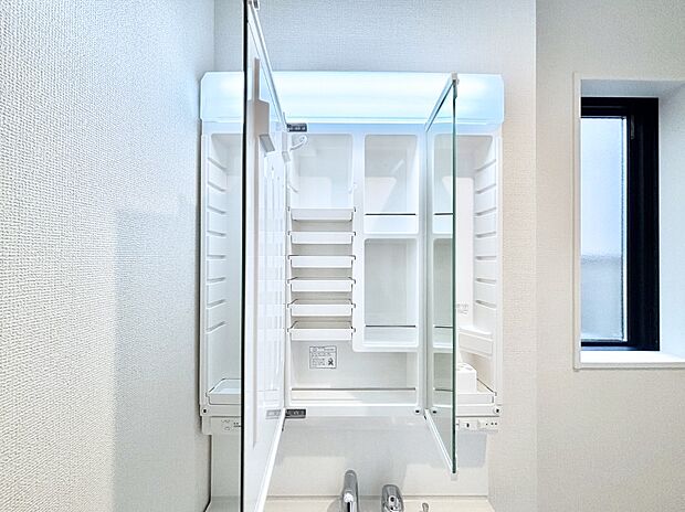 三面鏡の裏に、化粧品や衛生用品などを収納可能。洗面台をすっきりと保ちます！