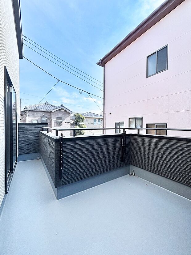 ゆったりバルコニーだから沢山お洗濯ものを干せます。