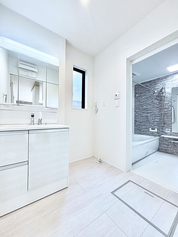 小窓がついているので湿気の多い場所でも換気が十分行えます。毎日の身支度を気持ち良く!