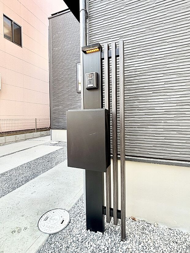 表札・インターホン・ポストをひとつに集約。エントランスになじむシンプルデザイン。