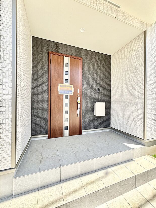大切な家族、来客を出迎える玄関。