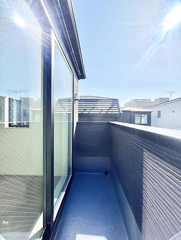 ゆったりバルコニーだから沢山お洗濯ものを干せます。