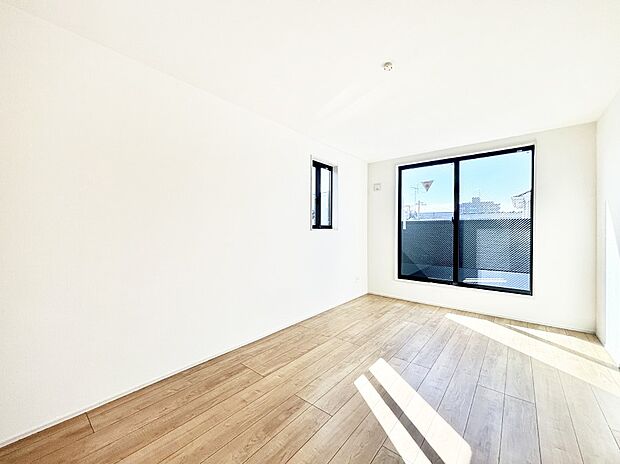 バルコニーが開放感をプラスしてくれる洋室