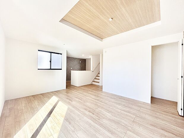 明るい陽光が注ぎ、寛ぎの雰囲気に満たされるダイニング。