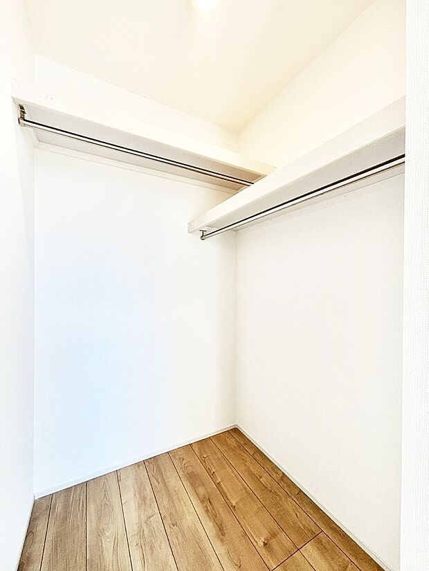 ウォークインクローゼット付きで生活空間を広く利用できます。