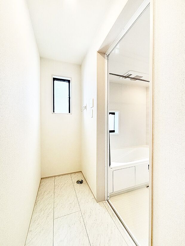 明るい洗面所は毎朝の身支度も楽しくできちゃいそうです。