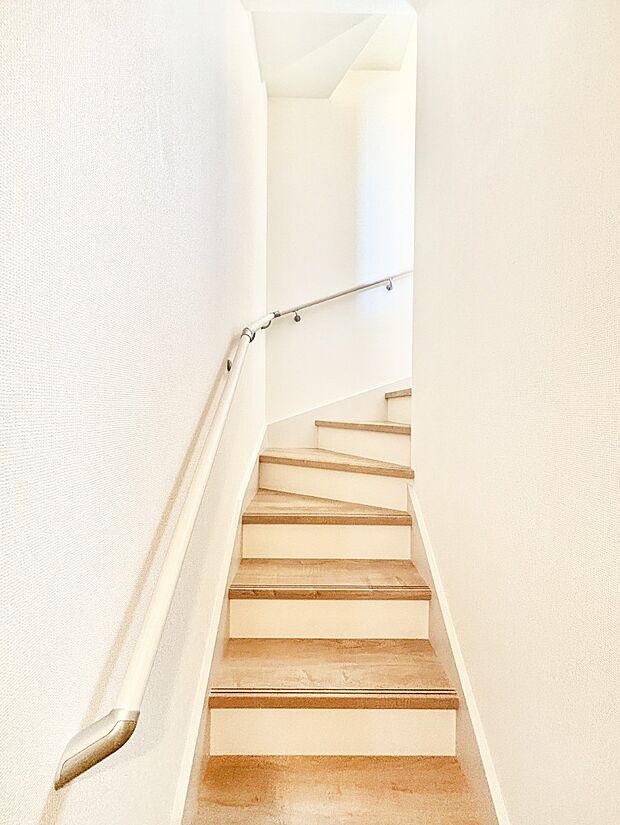 安全性を考慮し階段には手すりを設置しています