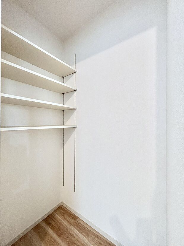 食品のストックや調理器具の保管に便利な可動棚付きパントリー