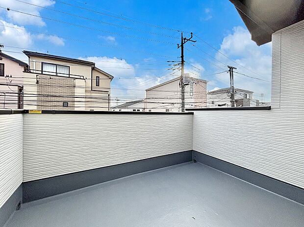 ゆったりバルコニーだから沢山お洗濯ものを干せます。