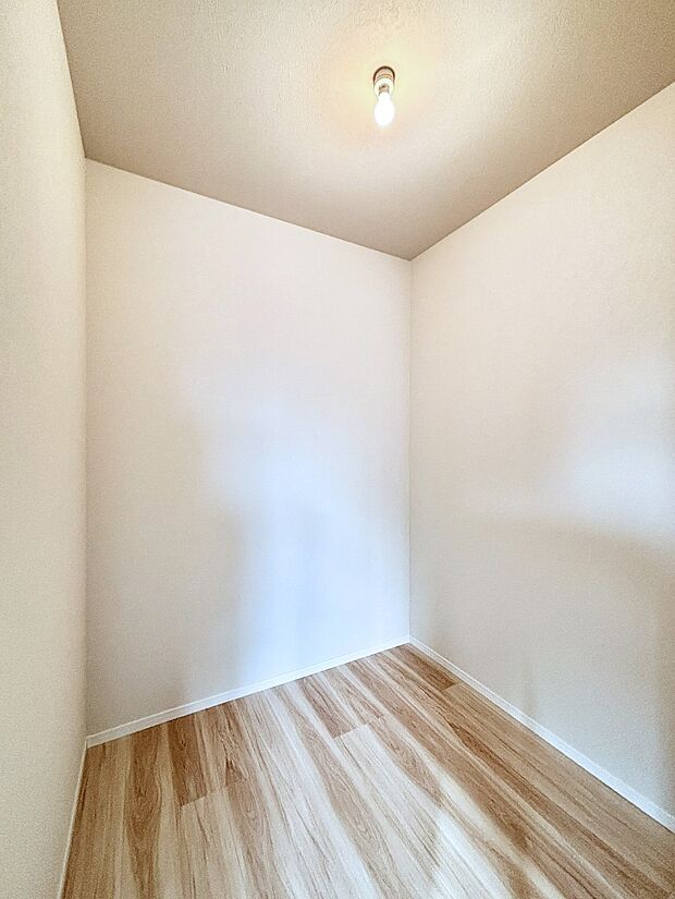 洋室のクローゼット。奥行きがあるので厚手の衣類もすっきり収まります。