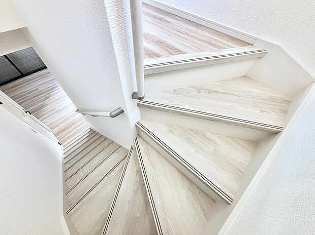 階段は手すり付きなので小さなお子さまやご高齢の方も安心です