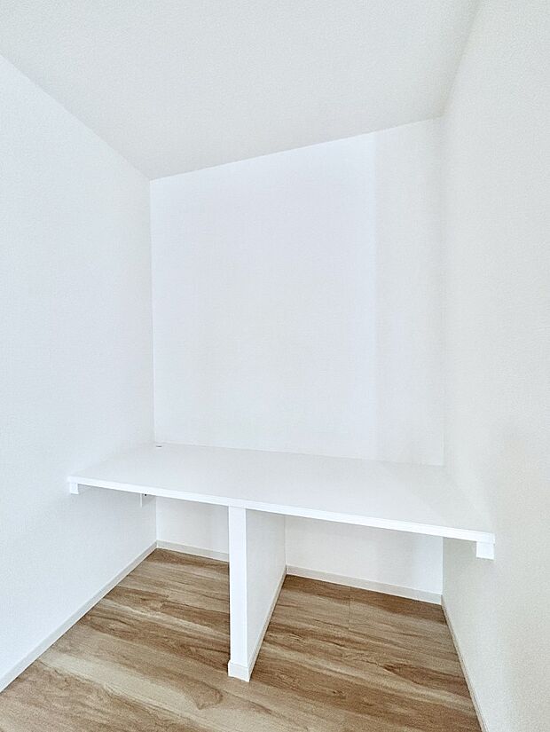 お子さまの学習スペースやパパママのテレワークスペースに活用できるカウンター付き。