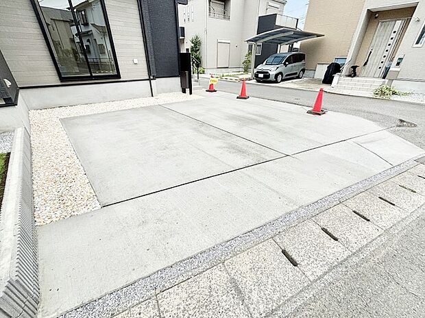 外観「無料オンライン相談」受付中!生活に欠かせない駐車スペース。