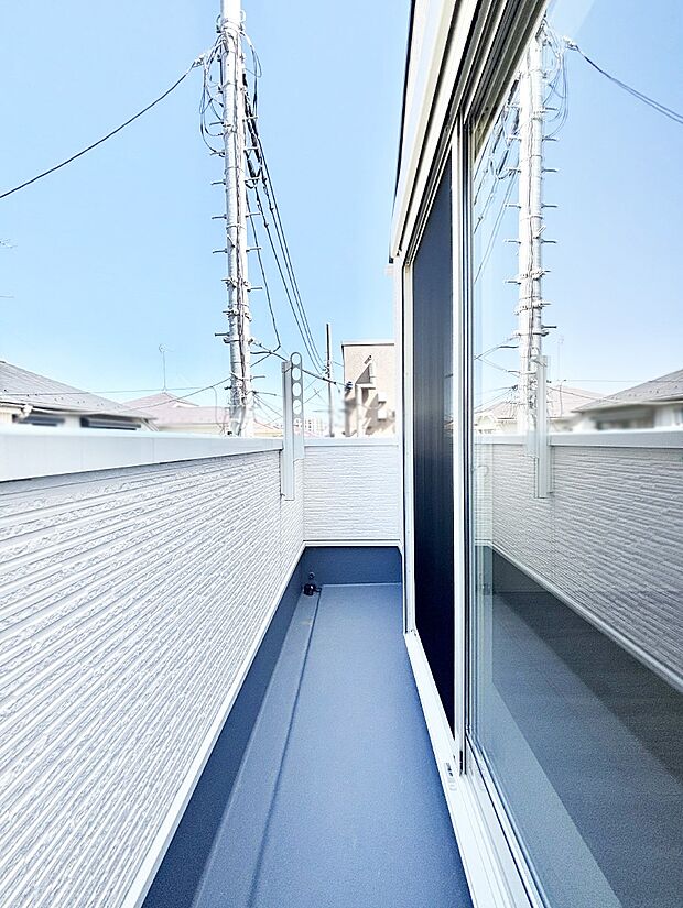 暖かな陽光が降り注ぐバルコニーはお洗濯におすすめ。爽やかな風も心地よいです。