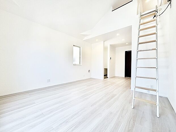 上部が吹抜けになっているので開放感があります。