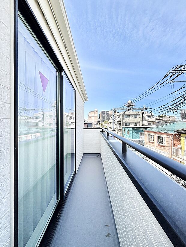 ゆったりバルコニーだから沢山お洗濯ものを干せます。