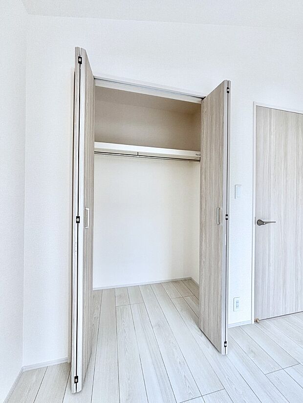 洋室のクローゼット。奥行きがあるので厚手の衣類もすっきり収まります。
