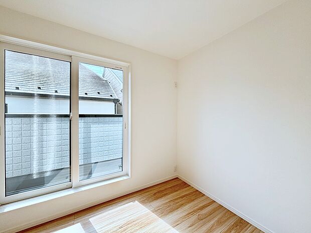 明るいバルコニーサイドに洋室を設置。目覚めの良い寝室に。