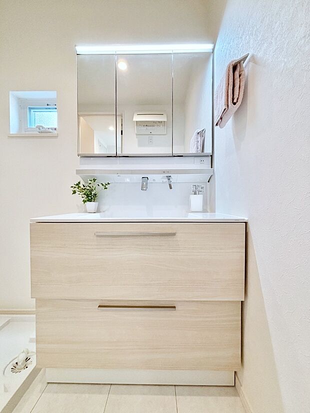 大きく見やすい三面鏡で清潔感ある洗面台は、身だしなみチェックや肌のお手入れにおすすめです。