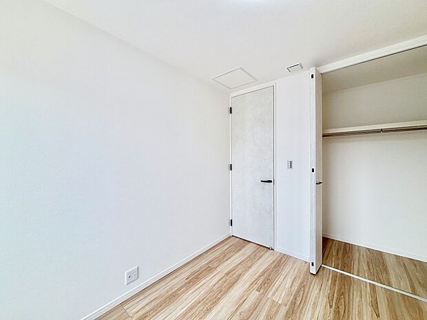 洋室のクローゼット。奥行きがあるので厚手の衣類もすっきり収まります。