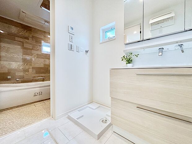 清潔感のある快適空間です。毎日の身支度も気持ち良くお使い頂けます。