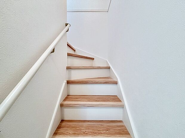 安全性を考慮し階段には手すりを設置しています