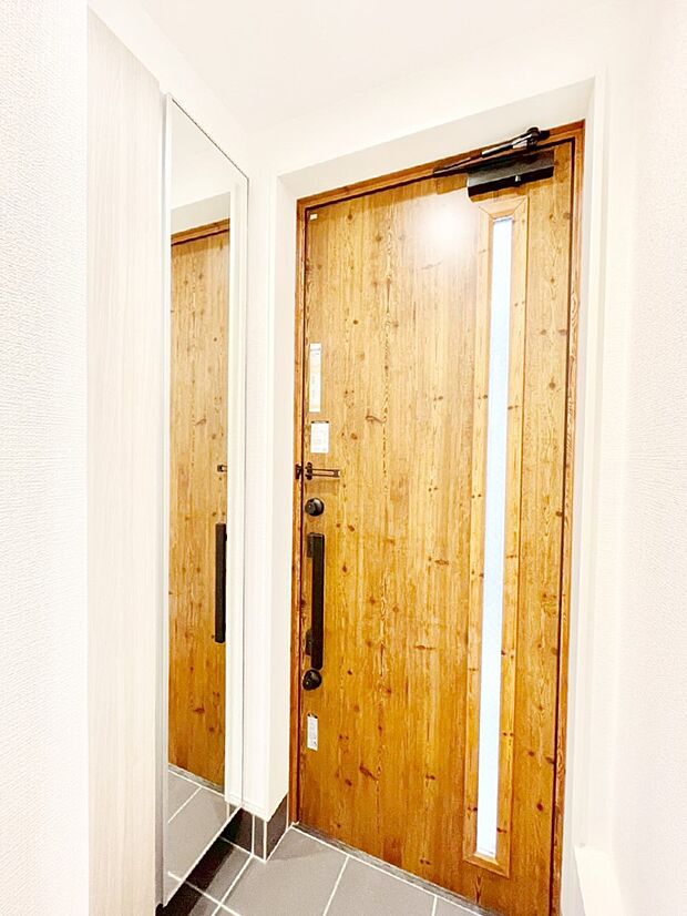 ご家族やお客様を気持ちよくお出迎え!明るい陽光が入り込む玄関。