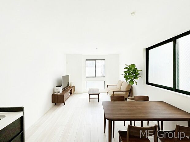 ご家族の賑やかな話し声で包まれる明るいリビング ※家具はCGです