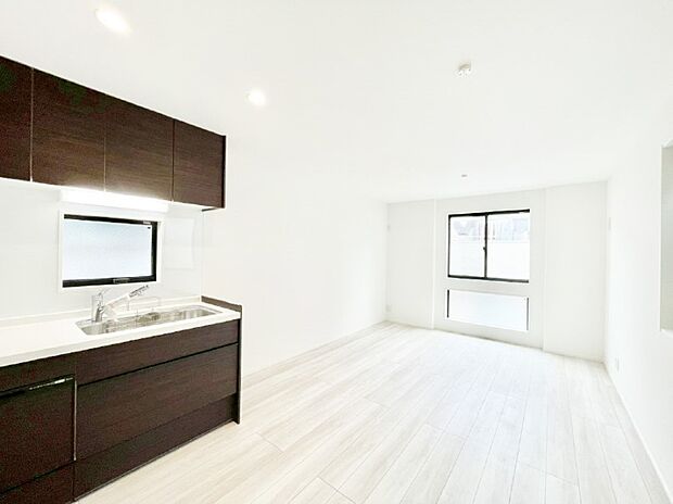 明るい陽光が注ぎ、寛ぎの雰囲気に満たされるリビングダイニング