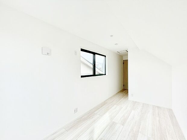 大容量の収納力が嬉しいWIC付きのお部屋でゆったりリラックスタイムが過ごせます!