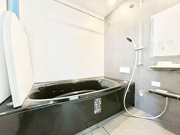 浴室乾燥機&自動洗浄機能付き浴槽を採用!いつでも快適なバスタイムが楽しめます。