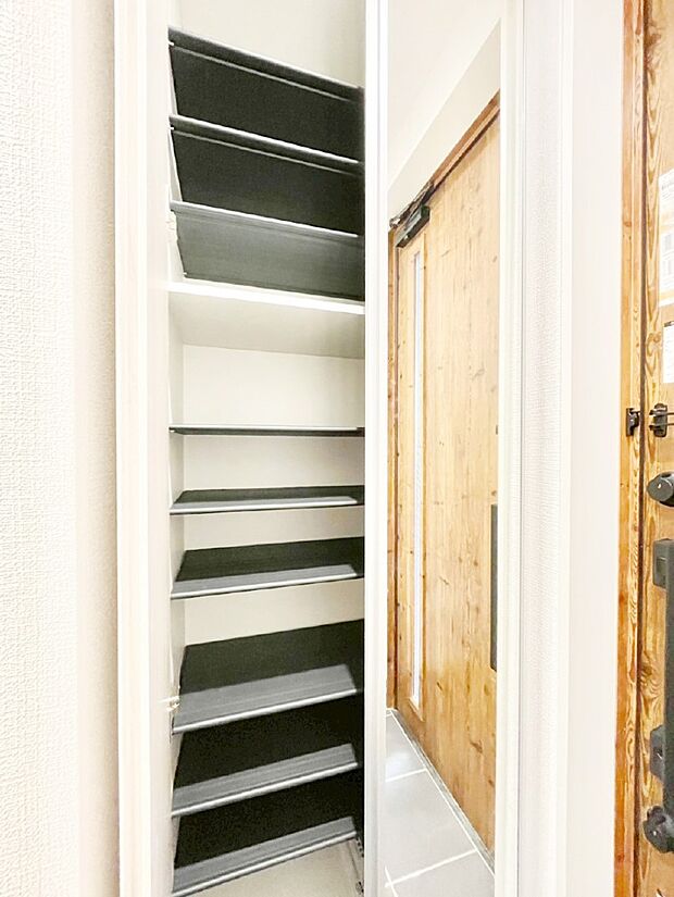 散らかりがちな玄関もスッキリ!ご家族の靴もたっぷり収納できる玄関収納付きです。