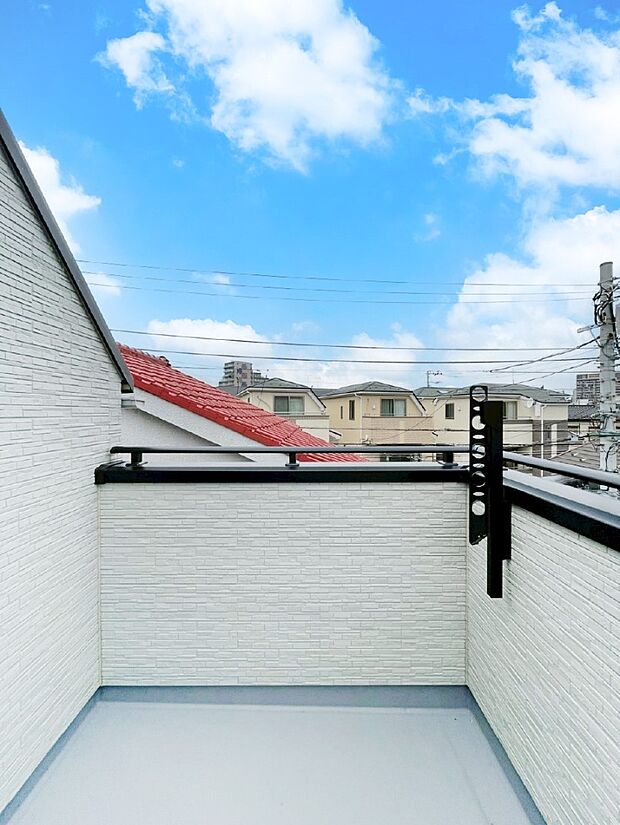 暖かな陽光が降り注ぐバルコニーはお洗濯におすすめ。爽やかな風も心地よいです。