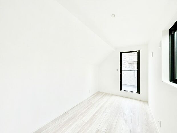 バルコニーが明るさと開放感を演出!朝スッキリと目覚められそうですね。