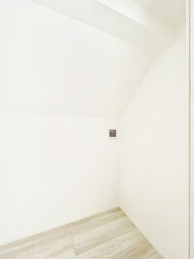 季節品や趣味の品などたっぷり収納出来るウォークインクローゼット付きです。