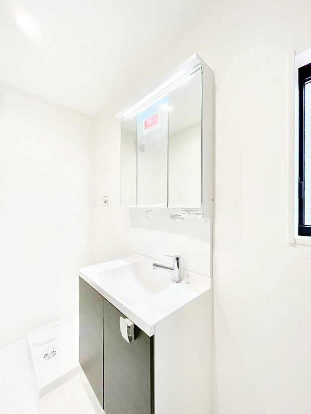 柔らかな朝の光を感じられる窓がついたランドリースペース