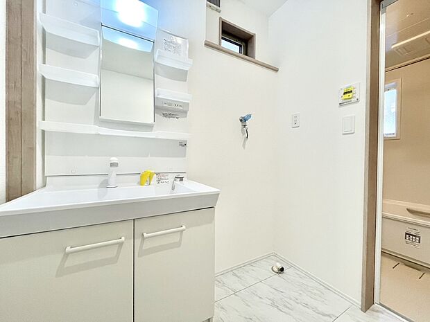 小窓がついているので湿気の多い場所でも換気が十分行えます。毎日の身支度を気持ち良く!