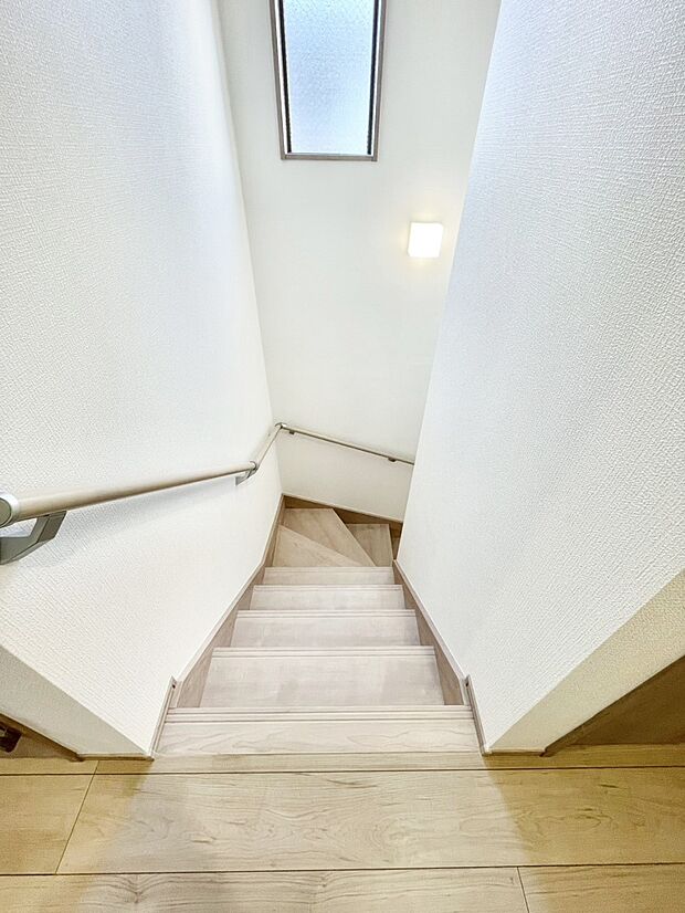 階段は手すり付きなので小さなお子さまやご高齢の方も安心です