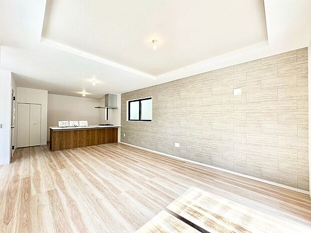 アクセントクロスがオシャレ!家族団らんの時間が充実しそうなリビングダイニング!