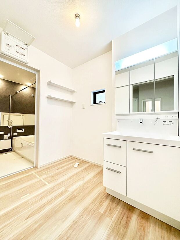 清潔感のある快適空間です。毎日の身支度も気持ち良くお使い頂けます。