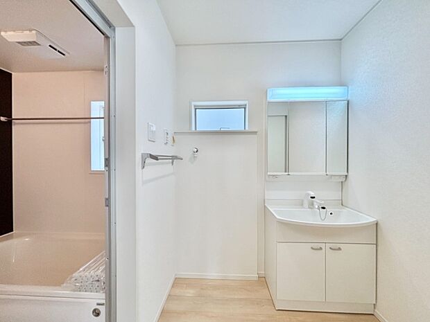 明るい洗面所は毎朝の身支度も楽しくできちゃいそうです。