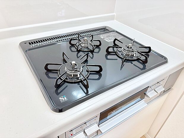 ガスコンロはSiセンサー搭載。火力調節や焦げ付き・消し忘れも防いでくれます。