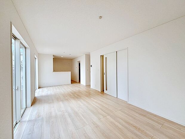 日当たりの良いリビング。お気に入りのグリーンを飾れば更に心地よさがアップ!